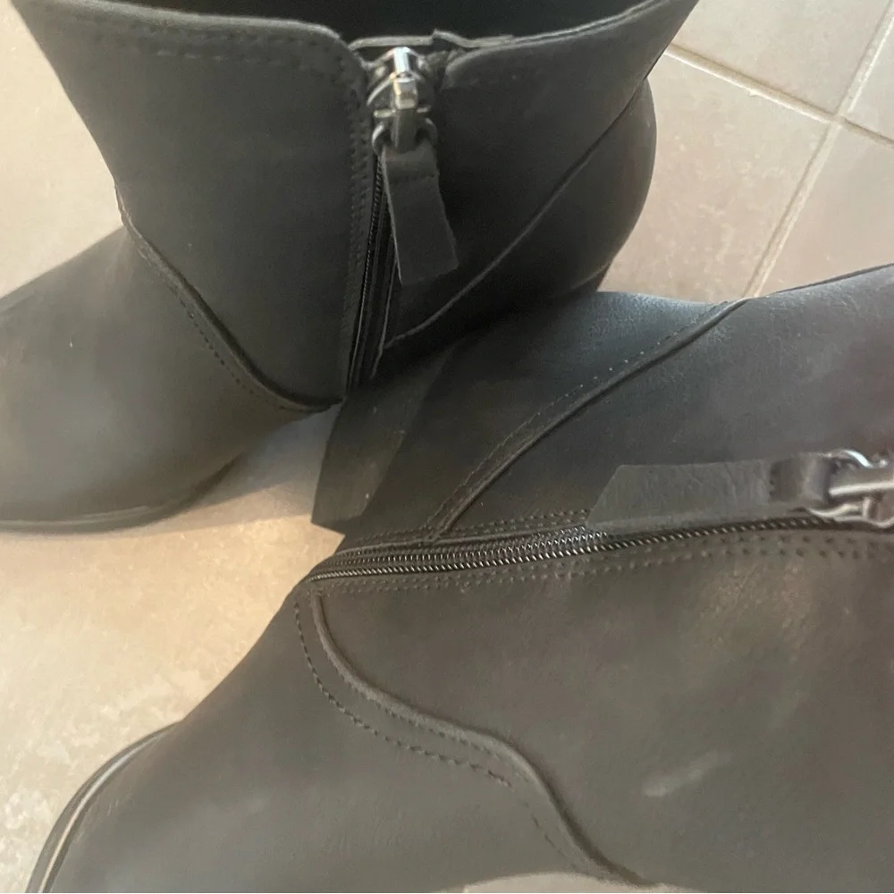 SOUL Naturalizer Black Ankle Booties with Classic Design